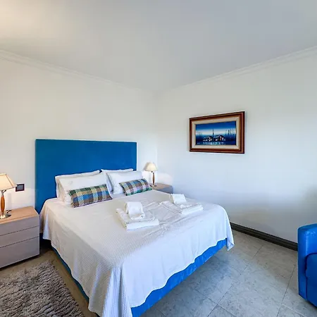 Luxury Penthouse Wstunning Sea Views, Walk To Gale