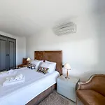 Lägenhet Luxury Penthouse Wstunning Sea Views, Walk To Gale *